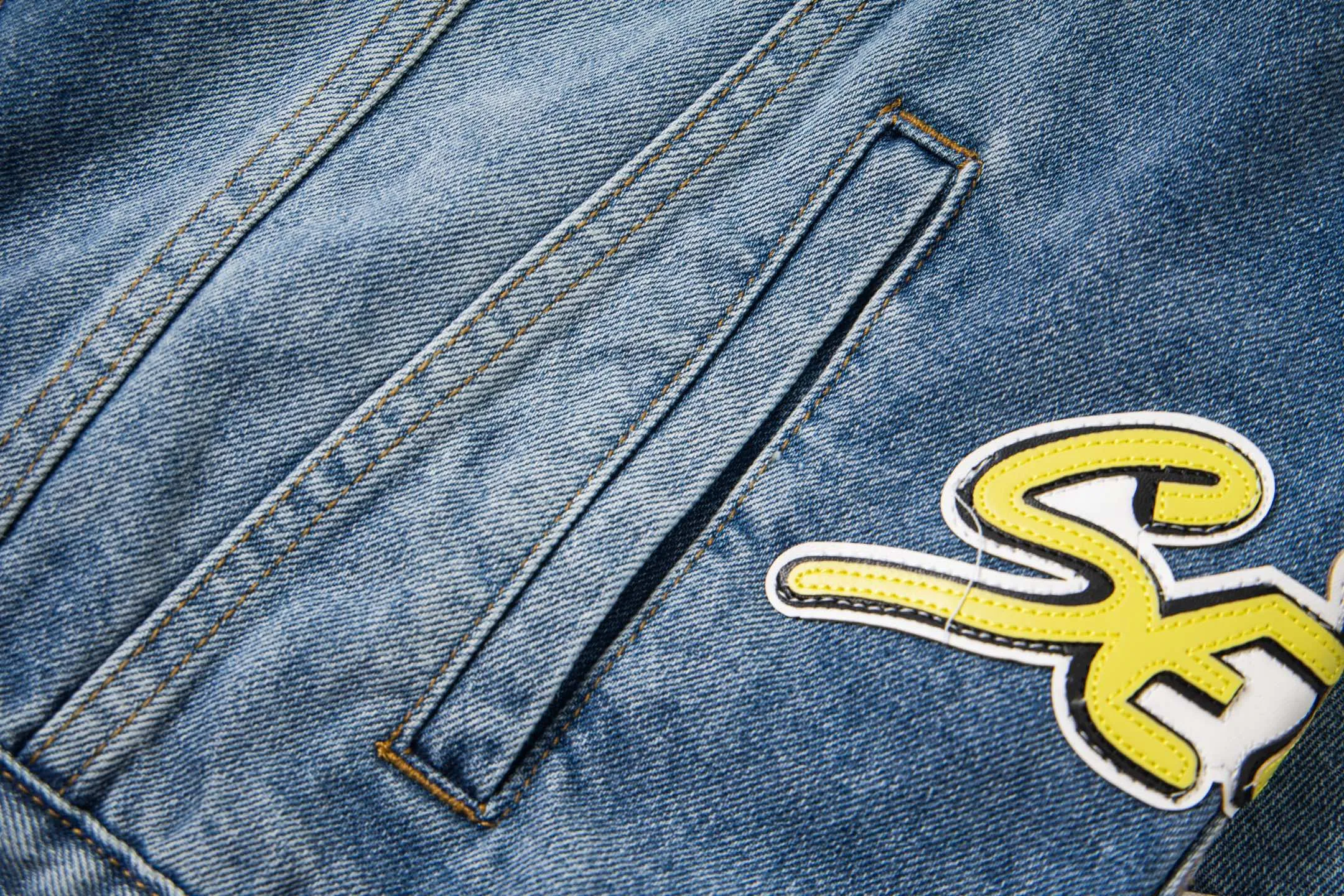 P320 ChromeHearts/Cro Hearts Cartoon Letter Chapter Cross Patchwork Leather Denim Jacket If you are obsessed with ChromeHearts, you can check it out. The same style for celebrities. Chrome Hearts is a very representative shirt jacket. The upper body of both men and women is really amazing, and it is the same style as Yu Shuxin and Angelababy! Recommended loose style for girls, super sweet! As soon as you go out, you will turn heads‼ ️This jacket really closes your eyes. Style number: 1857# (same style pants are available) Color: light blue Size: S M L XL